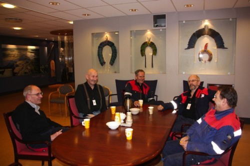 De har mange minner å dele fra ei lang fartstid på råjernverket. Fra venstre: Johann Eilertsen, Arnt Vagle, Kjell-Olav Aslaksen, Gunnar Kildal og Viktor Johansen.
