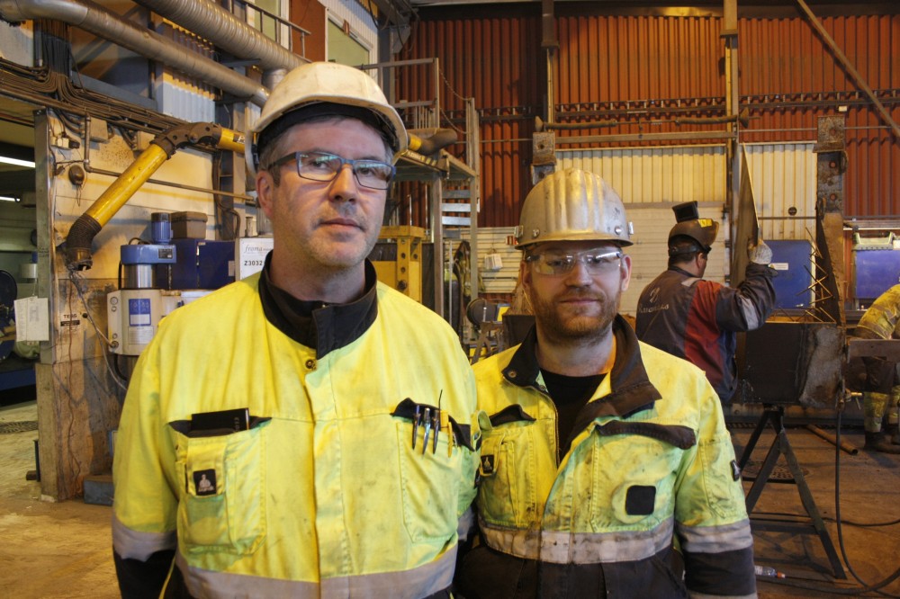 Formann elektro, Svein Kristensen (t.v.), og formann mekanisk, Odd Øystein Bjørsvik er klar for en omfattende vedlikeholdsstopp på både ovn fem og ovn seks, like over påske. Bjørsvik er prosjektleder for stansen, der 130 personer skal være i sving i tre uker.