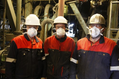 De har de satt seg som mål å resirkulere hele 95 prosent av slammet fra smelteverket til Glencore Manganese Norway AS. Fra venstre: KHMS-sjef Trond Rødsjø, sivilingeniør Jonas Einan, og prosessingeniør Bjørn Heiland.