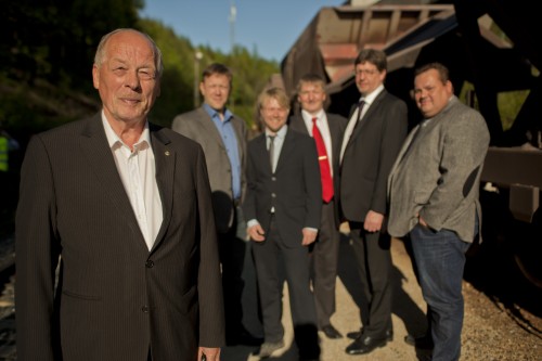 Styreleder Malvin Nilsen (i forgrunn) signerte avtalen for innkjøp av et vognsett med 40 vogner på vegne av Rana Gruber AS. Bak står f.v. Stein-Tore Bogen, Rana Gruber AS, Fredrik Kangas, Kiruna Wagon, Alf A. Øverli, Rana Gruber AS, Thomas Persson og Bengt Bolsöy, begge Kiruna Wagon.
