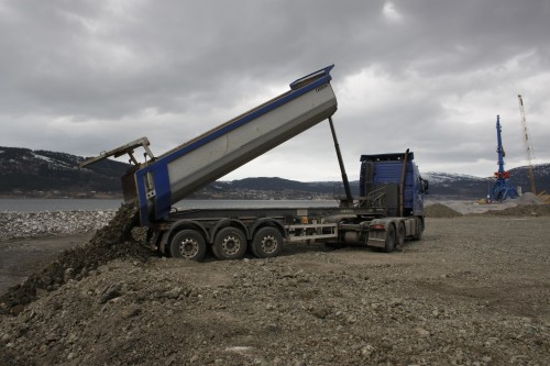 - Øijord & Aanes Entreprenørforretning AS kjører kontinuerlig med toskift med silicomanganslagg. Denne slaggen kommer fra Glencore Manganese Norway AS, og som MIP AS har kjøpt inn for denne bruken, forteller Jenssen.