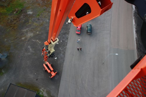 Til kurset var det leid inn en JLG 1500 SJ fra Momek Group AS, - det som kalles verdens største personløfter. Her er det 45,7 meter over bakken.