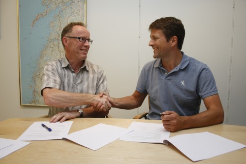 Konstituert administrerende direktør Terje Lillebjerka i Mo Industripark AS og direktør Rik Nugteren i Wasco Coatings Norway AS undertegner kontrakten på leie av bygg og arealer i Mo Indsutripark.
