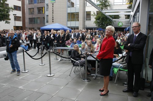 Kunnskapsminister Kristin Halvorsen foresto den offisielle åpningen av Campus Helgeland den 20. august. Her står hun sammen med rektor Paal A. Pedersen ved Universitetet i Nordland.