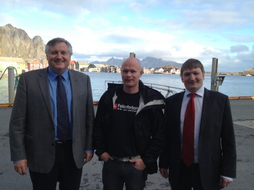 F.v. adm. dir. Kjell Sletsjøe, klubbleder Ricky Hagen, og innkjøpssjef Alf A. Øverli, fra Rana Gruber AS.
