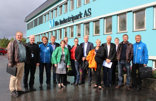På bildet ser vi (f.v.): energidirektør Helge Stanghelle, Fesil Rana Metall AS, Are Turmo, direktør i NHOs kompetanseavdeling, Margunn Ebbesen, Høyres 2. kandidat i Nordland, Gunnar Moe, Momek Group AS, Janne Sjelmo Nordås, SPs 1. kandidat i Nordland, Terje Lillebjerka, konstituert adm.dir. Mo Industripark AS, Hilde Birgitte Rønningsen, SVs 5. kandidat i Nordland, Hugo Bjørnstad, Arbeiderpartiet, Statssekretær i Fiskeri- og kystdepartementet og 8. kandidat Nordland, Liv Ragnhild Hov, seniorrådgiver NHO Nordland, Allan Johansen, FRP og varaordfører i Rana, Alf A. Øverli, innkjøpssjef Rana Gruber AS, Stein-Tore Bogen, produksjonssjef Rana Gruber AS, og Odd Henriksen, Høyres 1. kandidat i Nordland.