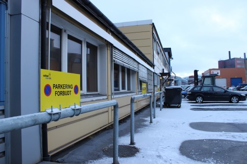 Celsa Armeringsstål AS har satt opp nye, markante skilt for å informere om parkeringsbestemmelsene ved administrasjonsbygget.