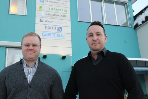 - På Helgeland og de fleste stedene i Norge er variasjonen i spenning på strømnettet en kritisk faktor for LED-belysning, og manglende fokus på dette i produksjonsleddet gir funksjonsfeil og ødelagte produkter. Våre LED-produkter er utviklet for å holde høy kvalitet og lang levetid, til tross for spenningsvariasjonene, forteller (f.v.) Audun Bjørkmo og Daniel Aune i Getel AS.