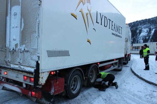 Traileren til Lydverket, på vei inn for å rigge til Smelteverket, ble grundig kontrollert. Ett av dekkene hadde får dårlig mønster, og det ble skrevet ut mangellapp.