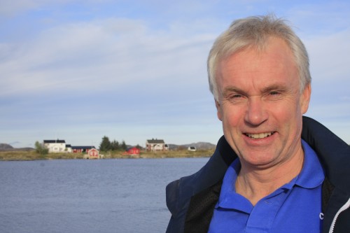 Når vi skal ansette personell i BP, eller når leverandører får oppdrag til Skarv, så forsøker vi å finne fram til personell og leverandører som kommer fra Helgeland, under ellers like forhold. Helgeland V&M er en av flere som har fått oppdrag, sier Sverre Østerdal, her fra sitt anker på Helgeland; hytta på Herøy.