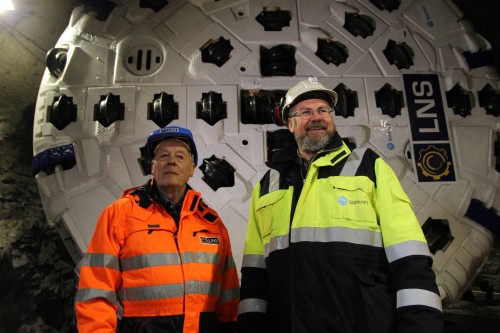 Gründer og styreleder Malvin Nilsen i Leonhard Nilsen & Sønner AS (LNS), og byggeleder Erik Dahl Johansen i Statkraft foran Jern-Erna.