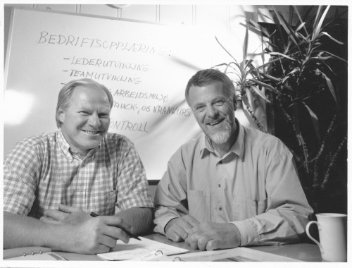 Per Arvid Bruun og Terje K. Indahl fra Bedriftsopplæring AS, fra ca. 1990. Per Arvid Bruun arbeidet med kurs for kran- og maskinførere, mens daglig leder Terje K. Indahl var sentral innenfor lederopplæring.