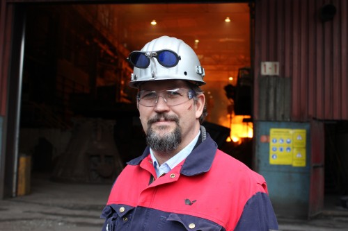 - Jeg liker meg godt her, og jeg vil gjerne være her så lenge jeg kan bidra til videre utvikling av bedriften, sier produksjonssjef Hendrik Strümpfer ved Glencore Manganese Norway AS.