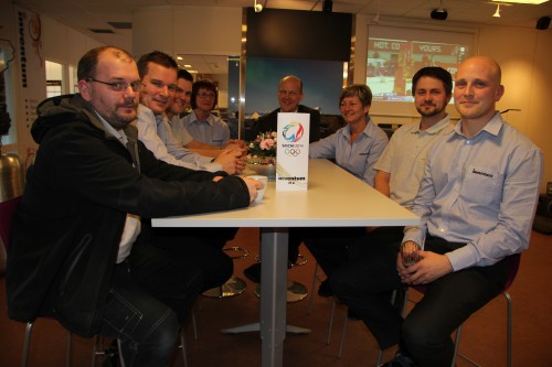 Inventum RTD kombinerte feiring av 25 år og gullmedaljer i OL, og her er fra venstre, Espen Reinfjell Johansen, Hugo Strøm, Espen Kverneng Dahle, Ann-Mari Kindsbækken, Finn Løkås, Ann Kristin Aasen, Anders Moxness, og Helge Løkås. Kurt Gjelstenli, Freddy Johansen, Arild Rufsholm og Jostein Kvernmo var ikke tilstede da bildet ble tatt.
