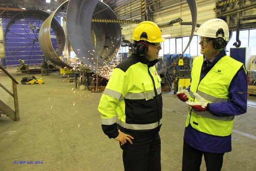 Sugeanker-oppdraget gir arbeid for 25 ansatte ved Momek Fabrication AS i ett år. Her er Hans Marius Mastermo i samtale med områdedirektør Hans Jakob Hegge i Statoil.