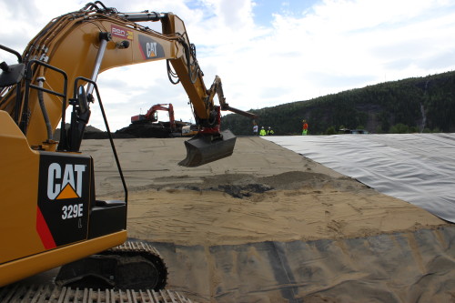 Det er HJH som har entreprisen med å lukke deponiet til Glencore Manganese Norway AS. De har (i begynnelsen av juni) i sving tre dumpere og tre gravemaskiner, samt en bulldozer.