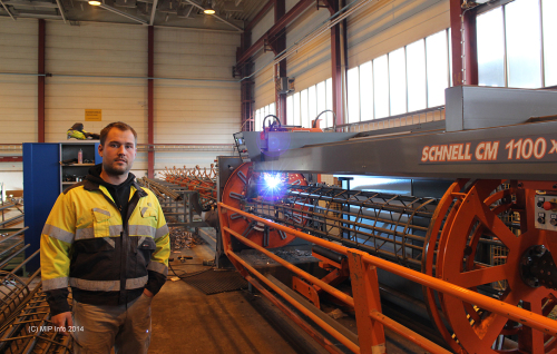 Marius Reinsnes ved IMO Sveiseindustri AS foran den nye sveisemaskinen for søylearmering. Ordren som her produseres er armeringssøyler til kaipeler for ny kai for Kleven verft i Ulsteinvik.