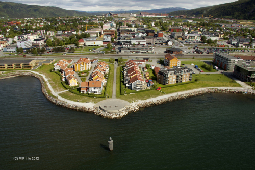 Havmannen foran industribyen Mo i Rana, med Mo Industripark som ligger over byen, oppe på bakken