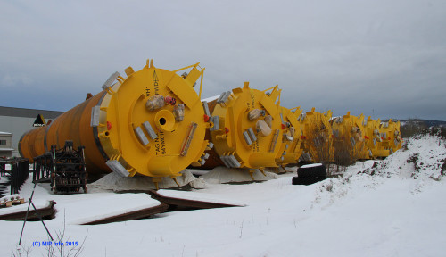 Det store oppdraget med sugeankre for Aasta Hansteen-plattformen er nå snart ferdigstilt. Det er ingen tilsvarende ordrereserve etter at hele oppdraget er fullført, og Momek Fabrication AS ser deg derfor nødt til å si opp 20 av sine ansatte. De ferdige sugeankrene ligger her på lager ved Rana Industriterminal, klar for utskiping til Aasta Hansteen-feltet til sommeren.