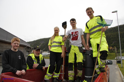 Sosialt! - Vi har det veldig sosialt og samholdet er supert, skryter (f.v) Stian Pruglhei Hagen, Øystein Iversen, Jenni Løkkås Ulriksen, Einar Skoglund og Tore Vassdal Evensen.