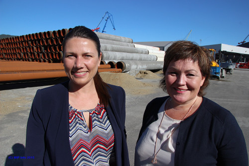 Heidi Nordby Lunde (t.v.) fikk en kort omvisning i Mo Industripark, blant annet til Rana Industriterminal der de fikk informasjon om aktiviteten ved Wasco Coatings Norway og rørene som nå skipes ut til Polarled. Her sammen med Anita Sollie, ordførerkandidat for Høyre i Rana.