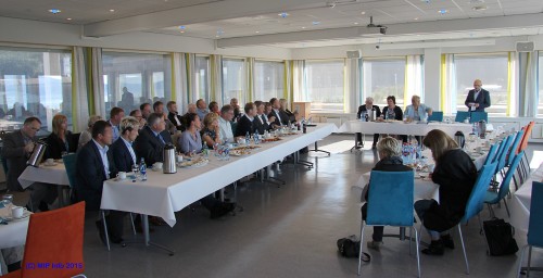 Onsdag 2. september besøkte statsminister Erna Solberg først Mo Industripark, der hun møtte en rekke ledere i næringsliv og offentlig forvaltning til informasjon og debatt.