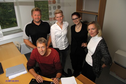 Gründere i nye lokaler. Bak, fra venstre: Tore Vika, Fundanor AS, Tonje Anette Vonstad og Susann Sivertsen, TV KLIPP AS, prosjektleder ved RU Annfrid Olsen, og Wim Kok (foran).