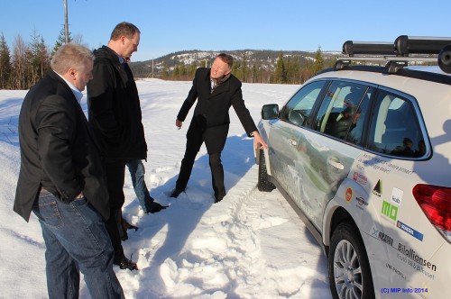 Henrik Johansen orienterer samferdselsminister Ketil Solvik-Olsen og daværende statssekretær Bård Håksrud om planene for Polarsirkelen lufthavn i mars 2014.