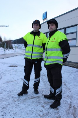 Geir Steffensen og Per Oddvar Almli, begge avdelingsingeniører ved Statens Vegvesen, Utekontroll region Nord, sto for kontroll av dekk og kjettinger på vogntog som skulle inn i industriparken, siste fredag i november.