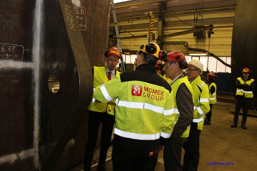 Olje- og energiminister Tord Lien gransker en del av et av sugeankrene som er i produksjon ved Momek Fabrication AS. Her sammen med Hans Marius Mastermo, Allan Johansen og Terje Lillebjerka. 