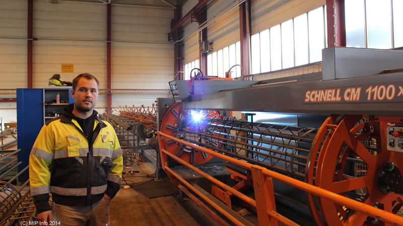 Marius Reinsnes ved IMO Sveiseindustri AS foran den nye sveisemaskinen for søylearmering. Ordren som her produseres er armeringssøyler til kaipeler for ny kai for Kleven verft i Ulsteinvik.