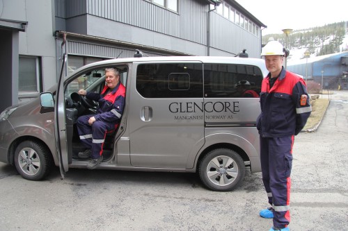 -Vi er svært godt fornøyd med den nye elbilen. Den fungerer akkurat like bra som en vanlig bil, forteller Roy Valrygg (t.v) og Bjørn Ugedal ved Glencore Manganese Norway AS.