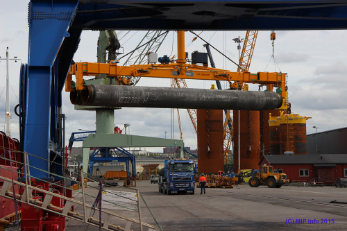 Two pipes being loaded on board in Rem Stadt. In the background we can see the preparations to ship the suction anchors produced by Momek Fabrication AS. These were shipped out over three trips, the first was during the first weekend in July.