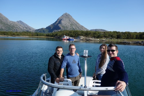 På båtturen rundt Tomma i stekende solskinn fikk de se Helgelandskysten fra sin beste side. Fisk ble det også.