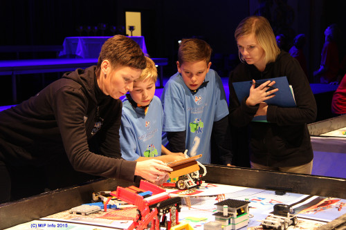 Dommerne Hilde Sandstedt (t.v.) og Annfrid Olsen går gjennom kjøringen til Isak Bullvåg og Mattias Grønning, fra Team Future 2, Lyngheim barneskole