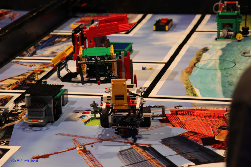 Legorobot i aktivitet på bordet