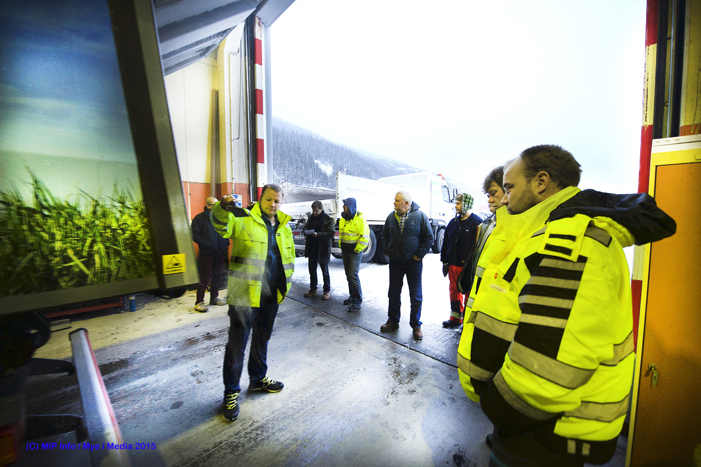 Kjell Magne Nilsen viser gjester fra Trondheim og Bodø hvor mye støv bilen sugde opp fra et tilsynelatende rent gulv inne i en av hallene i industriparken. 