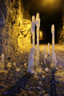 Isskulpturer i tunellen - kanske er det bergmenn og -kvinner, slektninger til havmannen?