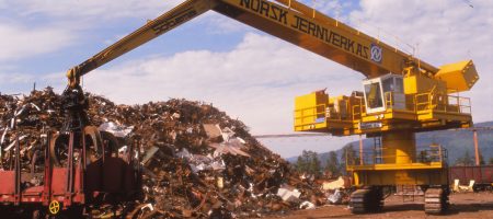 skrapbehandling_1989_0023a Skraphåndtering fra 1989. Dette skjedde vest for stålverket, og omfanget var ennålavt i forhold til dagens nivå; inntil 400.000 tonn mot dagens 700.000 tonn.