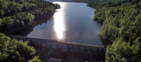 anfisk2dji_0012 Det er 200 høydemeter forskjell mellom Andfiskvatnet og industriparken, og vannet ledes via en tunnel gjennom Mofjellet til industriparken. På ferden til industriparken går det gjennom Svabo Kraftverk, som har vært en del av energigjenvinningen i Mo Industripark siden 1995.