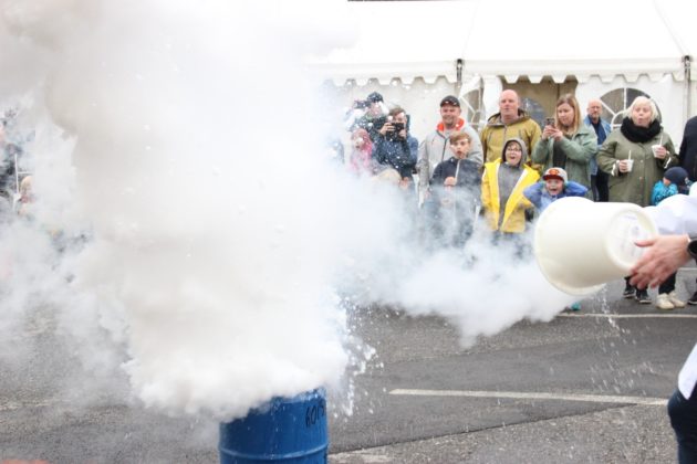 Både voksne og unge lot seg imponere da varmtvann og nitrogen eksploderte sammen til å bli en røyksky.