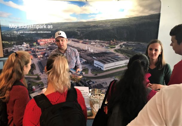 Jeppe og Marthe i aksjon på stand. 