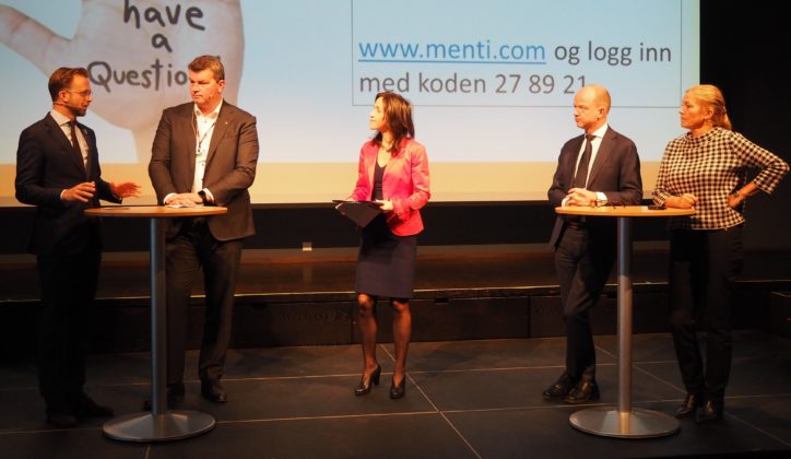 : Fra åpningssesjonen på konferansen. Fv: Digitaliseringsminister Nikolai Astrup; LO-leder Hans-Christian Gabrielsen; ordstyrer Siri Lill Mannes; NHO-direktør Ole Erik Almlid og konsernsjef i SINTEF, Alexandra Bech Gjørv. 