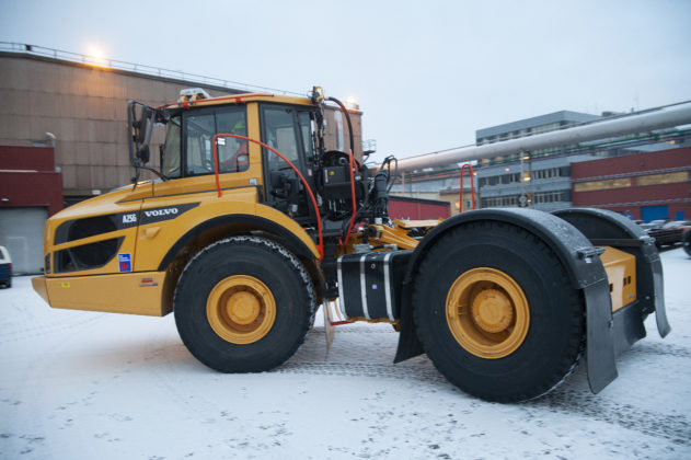 Sjåførmiljøet blir vesentlig bedre, med blant annet bedre lydisolering og lys, ryggekamera og et elektronisk panel som varsler sjåføren om eventuelle feilmeldinger. 