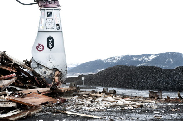 Denne er den eneste i sitt slag i Rana. Harsco Environmental driver enda og blir kjent med den, tester ut hvilke andre materialer den kan klippe opp og hvilken tykkelse den klarer å håndtere. 