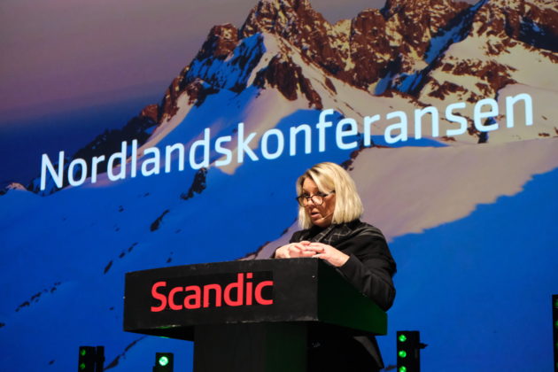 Kommunal- og moderniseringsminister Monica Mæland var enig at vi må lære av hverandre og ta nabopraten og at ordskiftet må tones ned. 