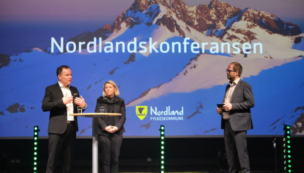 Fylkesrådslederen Tomas Norvoll (t.v) og kommunal- og moderniseringsminister Monica Mæland (i midten) sammen med samtaleleder Knut Folkestad (t.h).