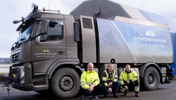 Driftstekniker i MIP Eiendom Kjetil Johnsen (t.v), driftsleder i Anleggs-Service AS (i midten), Kjell Magne Nilsen, sjåfør Arnas Morozovas(t.h).