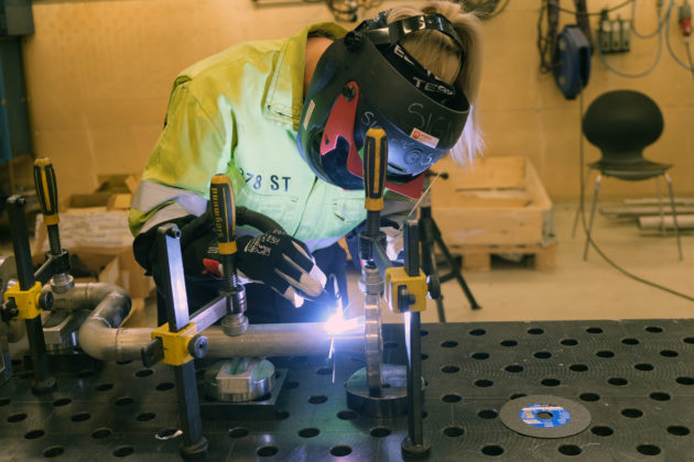 Sveising er en stor del av jobben til en industrirørlegger. 