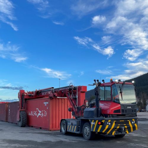 Containeraktiviteten i havna omhandler også transport av containere. RIT frakter containere i alle størrelser til kunder innad i industriparken.